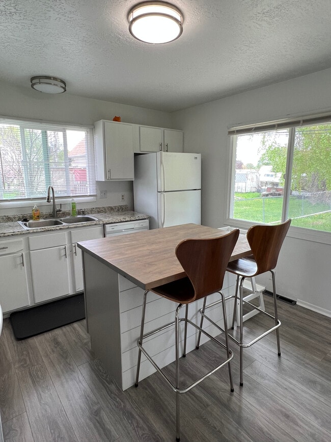 Kitchen - 264 E 500 N