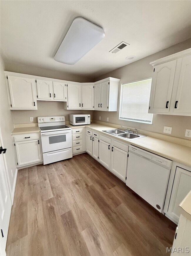 Foto del edificio - 132 Clinton Hill Dr