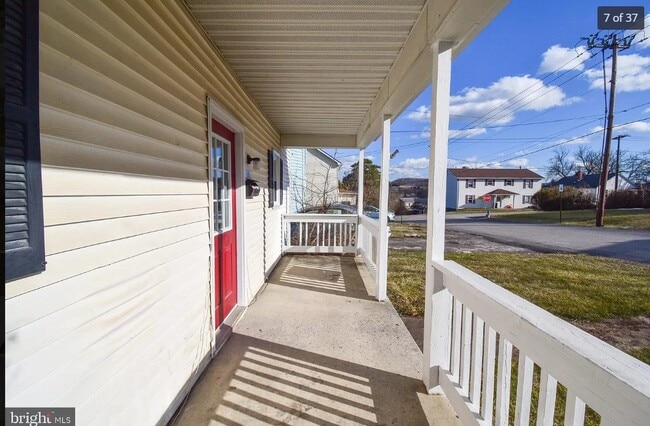 Front Porch - 162 E College Ave