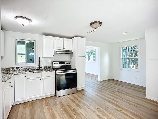 Foto del edificio - 317 Jessica St S