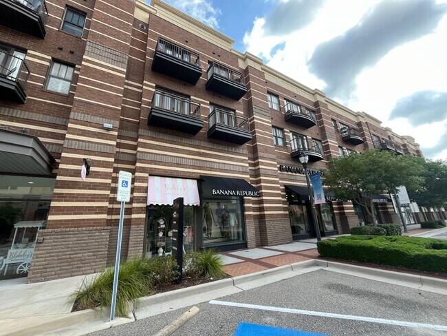 Foto del edificio - Modern condo  in the center of shopping , restaurants and entertainment venues.