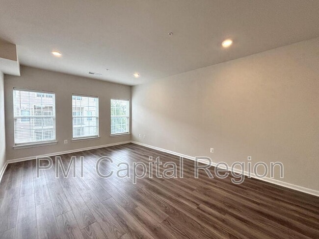 Building Photo - 9718 Vang Dr