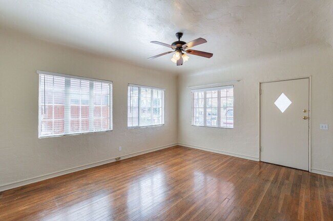 Foto del edificio - 241 S Cherry Ave