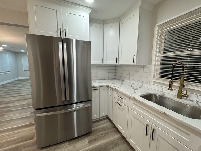 Building Photo - 24 Pilgrim Ln