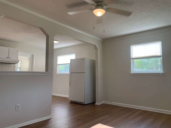 Building Photo - Updated 2 Bedroom 1 Bath in Central Gulfport
