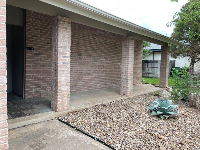 Foto del edificio - 1704 Zimmerman Ln