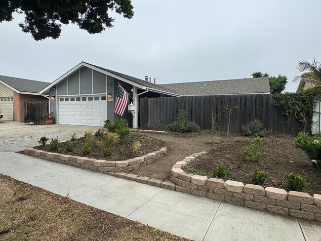 Building Photo - beautiful spacious 3 bedroom 2 bath home/ ...