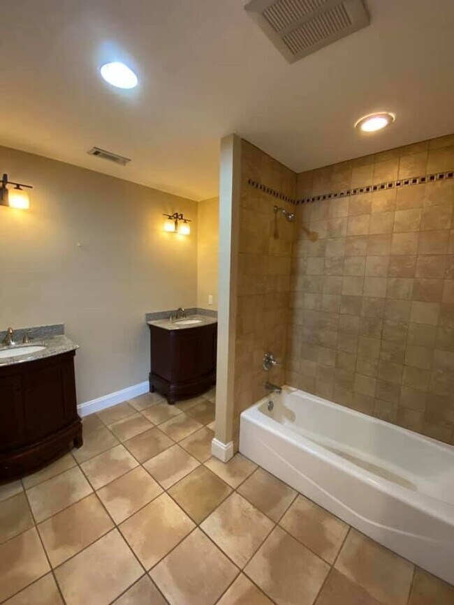 Foto del edificio - 3 Bed Home with 4 Car Garage!