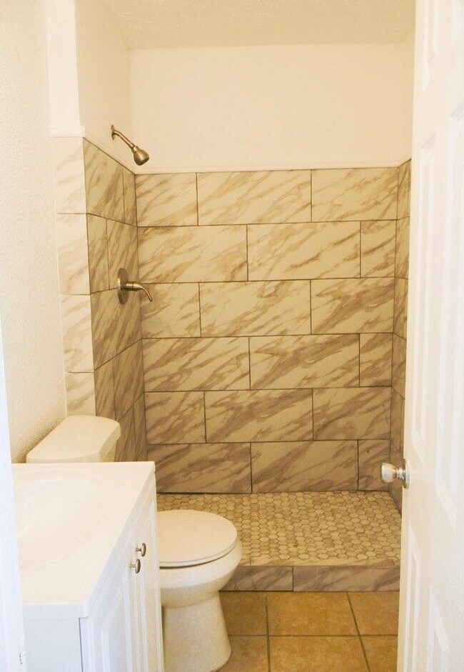 Building Photo - 804 South Avenue C, Unit A