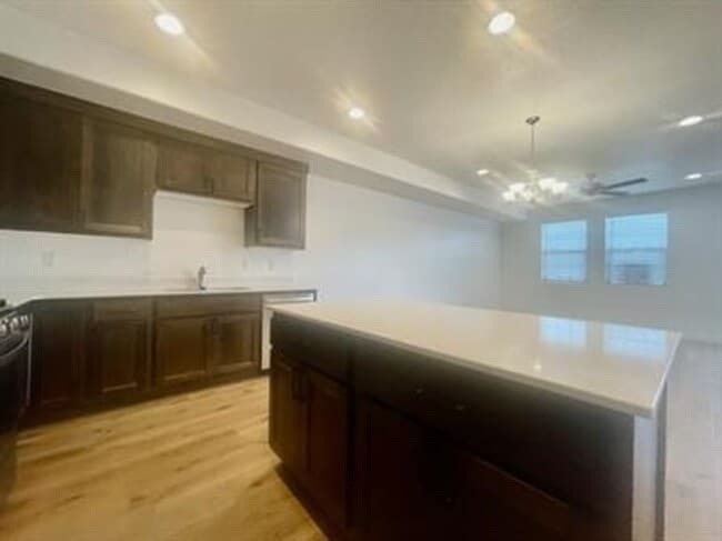 Building Photo - 498 1225 N