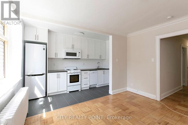 Building Photo - 398-398 Avenue Rd