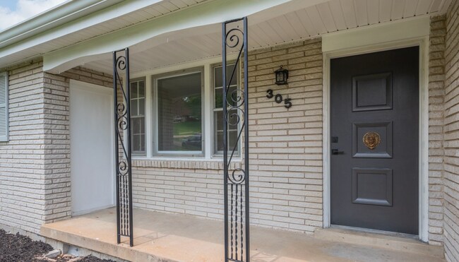 Building Photo - 305 Rosehill Dr