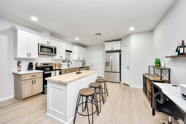 Building Photo - 2811 Winbern St