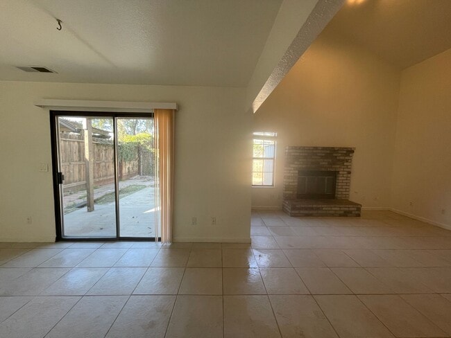 Building Photo - Cul de sac location. Walking distance to CSU Stanislaus