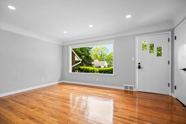 Foto del edificio - Freshly Remodeled 3-Bedroom Cape Cod in The Heart of Richmond Heights