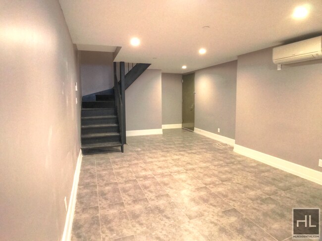 Building Photo - Duplex 1 Bed