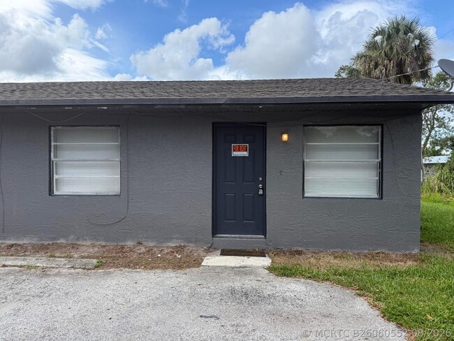 Building Photo - 5006 Sanibel Ave