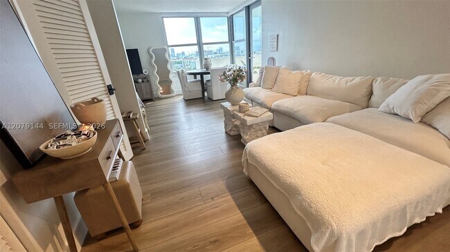 Building Photo - 2899 Collins Ave