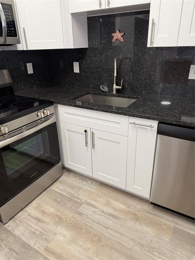 Foto del edificio - 255 S Cypress Rd