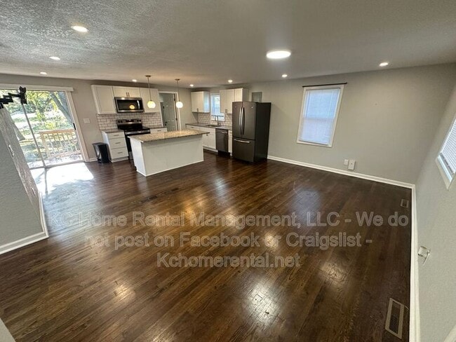 Building Photo - 8803 E 49th St