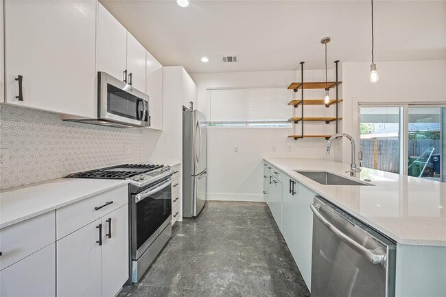 Building Photo - 600 W Odell St