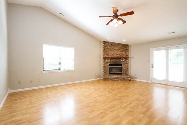 Foto del edificio - 5766 Pine Knoll Blvd
