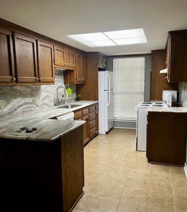 Foto del edificio - Big 2br/2ba house off Highland w/ slab gra...