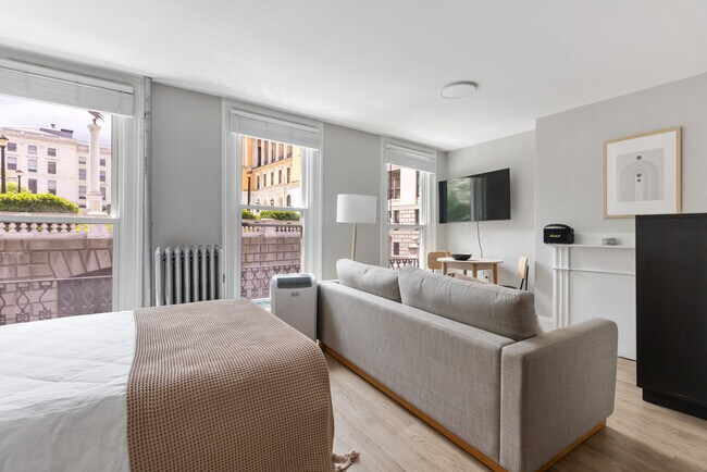 Building Photo - 10 Derne St