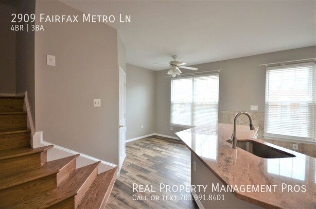 Building Photo - Bright & Beautiful Townhouse- Steps to Vie...