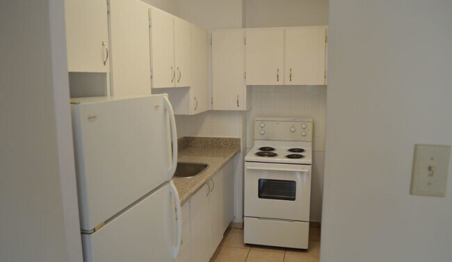 Building Photo - 555 Sherbourne St