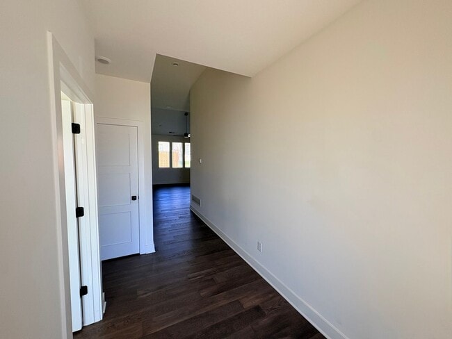 Building Photo - 104-106 Oakwood Ct