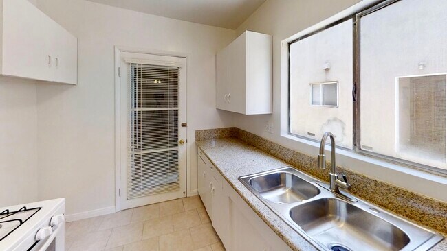 Building Photo - 1724 Grevelia St