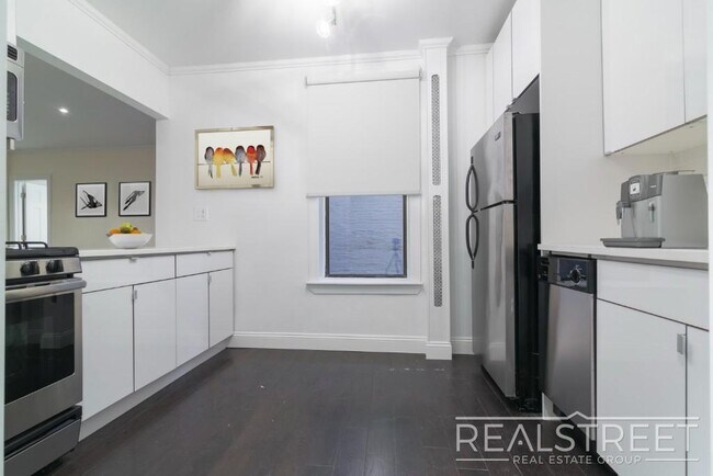 Foto del edificio - 2 Bed In Prime Brooklyn Heights
