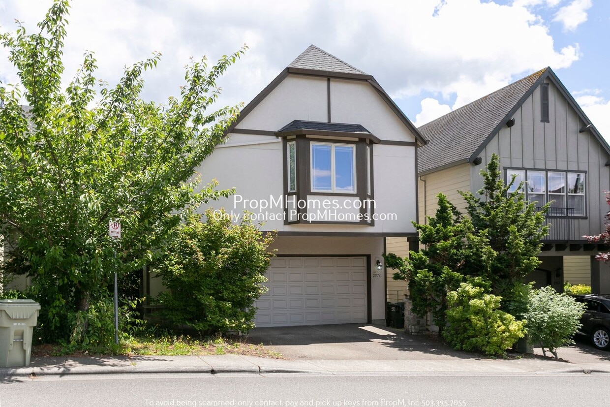 Primary Photo - Gorgeous Three Bedroom Plus Bonus Room In ...