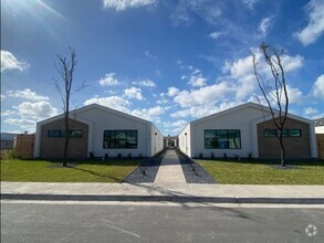 Building Photo - 1412 E Iris Ave