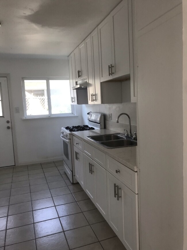 Building Photo - "Charming 2-Bedroom Unit in Oxnard's Heart...