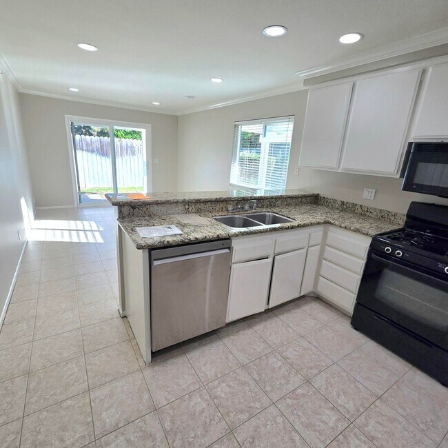 Foto del edificio - Welcome Home! 4 Bedroom HOUSE available NOW!