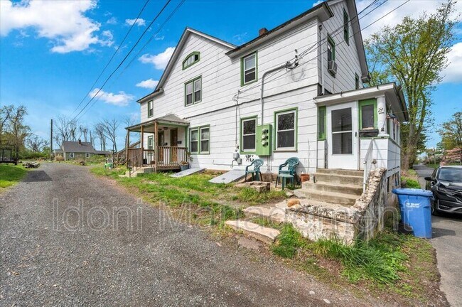 Building Photo - 22 Middlesex Ave Ext