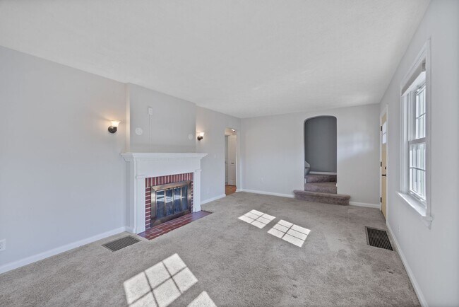 Foto del edificio - ANDERSON- Charming 4 bedroom 2 bath with fenced backyard