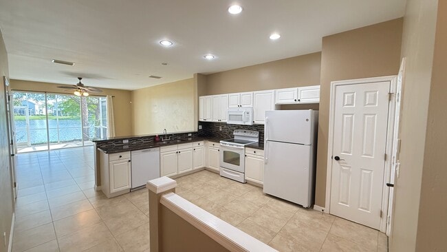 Foto del edificio - 8431 Village Edge Cir