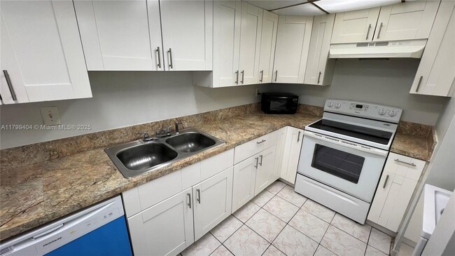 Foto del edificio - 10000 NW 80th Ct