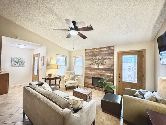 Foto del edificio - Fully Furnished Henderson Rental Near Cadence | 2 Bed Home w/ Solar + Backyard | Close to Cowabun...