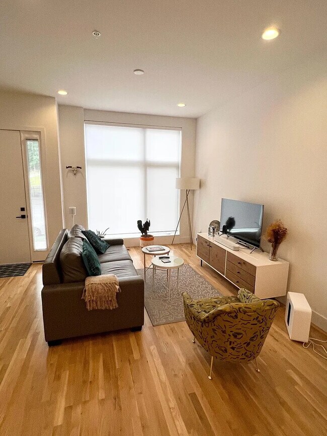 Foto del edificio - Room in Townhome on New Bern Ave