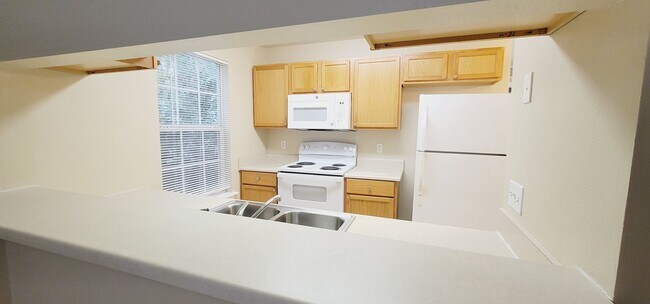 Foto del edificio - LOVELY NW 3/3 End Unit w/ Washer/Dryer, Open Kitchen w/ Bar, & More! $1500/month Avail June 1st!