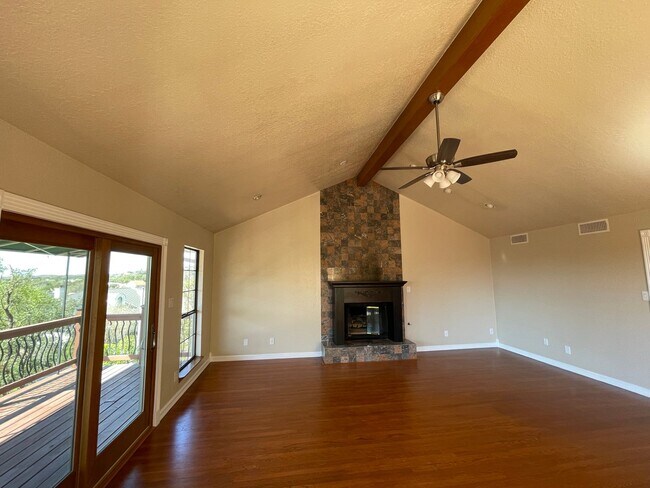 Building Photo - Very spacious home on a quiet street in de...