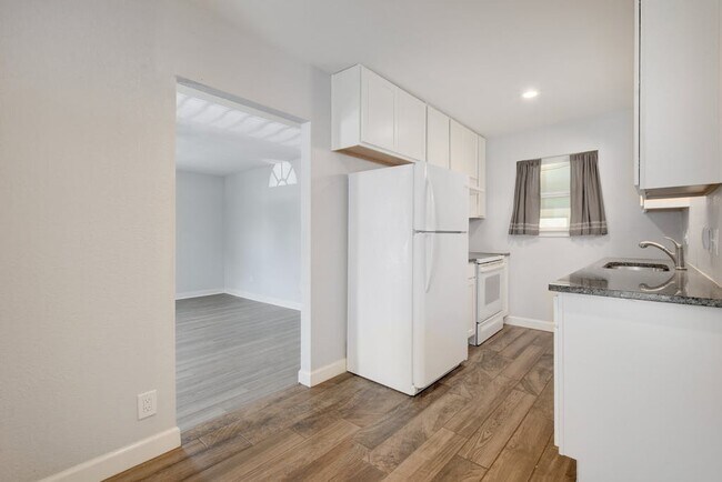 Kitchen - 5900 Harwill Cir
