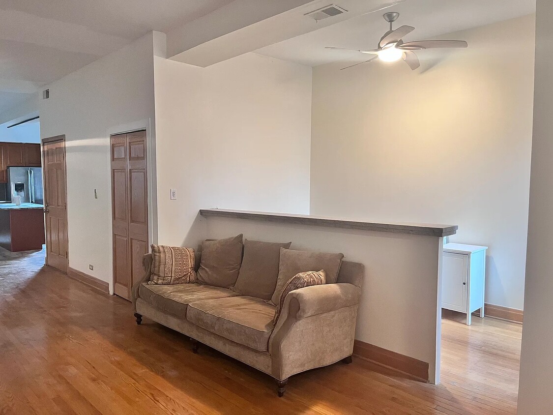 Foto principal - 549 W Belmont Ave