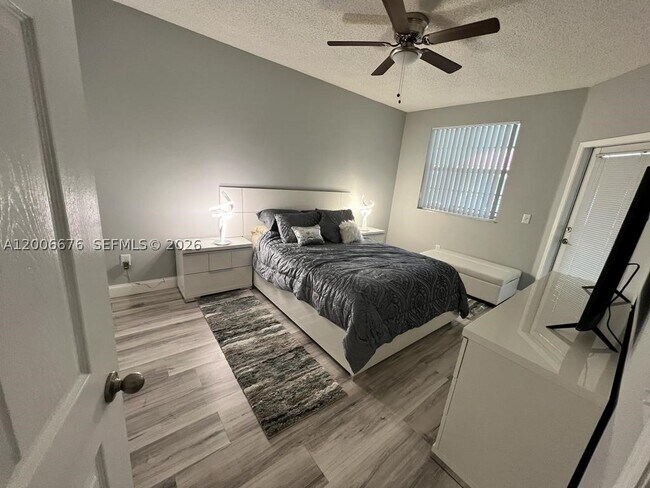 Foto del edificio - 3145 NE 184th St