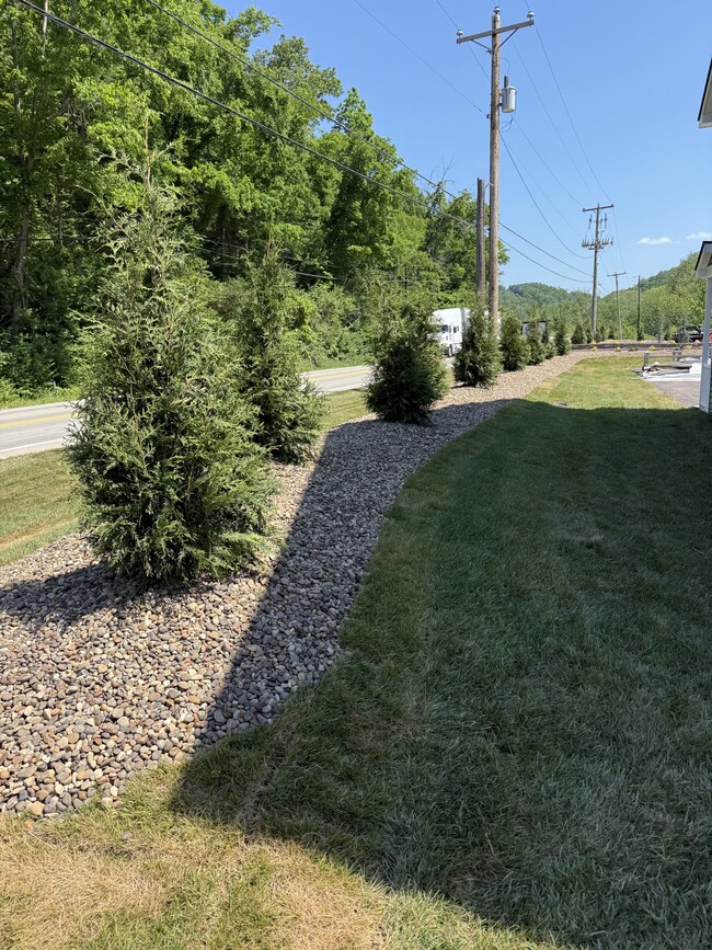 Building Photo - 6290 Davis Creek Rd