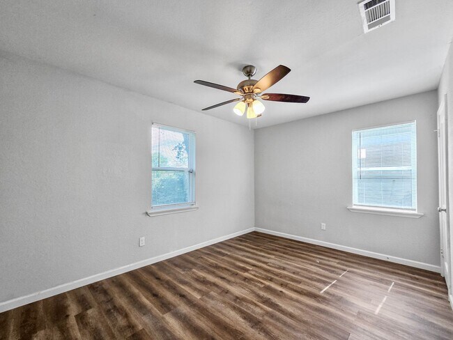 Building Photo - 3 BR/1BA | Updated Single Family Home | 1-Car Covered Parking | Gated backyard !
